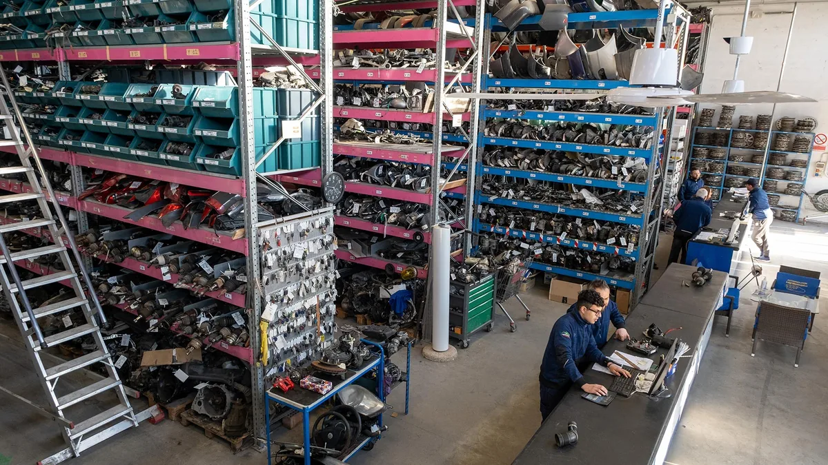 Il nostro reparto vendite con clienti - Del Frate Motori, motori usati e rettificati garantiti